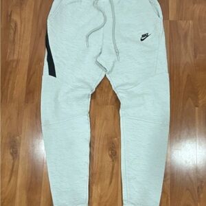 Nike Men's Light Gray Jogger Pants Medium Drawstring Elastic Waist Pockets